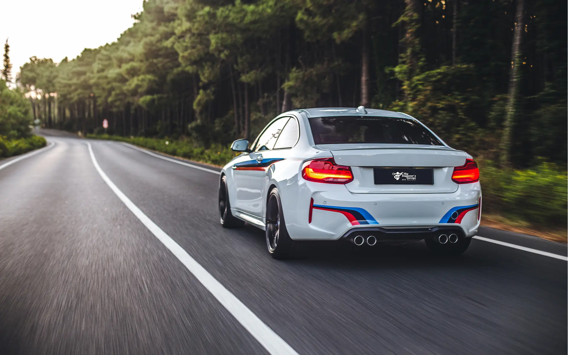 Witte BMW M3 Touring rijd op de weg.